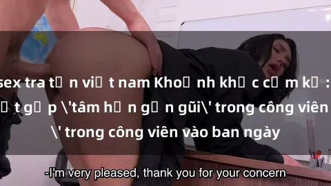 sex tra tấn việt nam Khoảnh khắc cấm kỵ: Cặp đôi bị bắt gặp 'tâm hồn gần gũi' trong công viên vào ban ngày